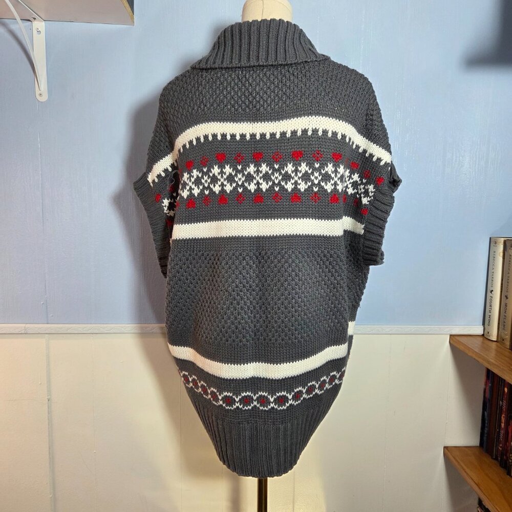 Bandolino Denim Medium Gray Red Knit Print Sleeveless Holiday Sweater Vest - Picture 6 of 10